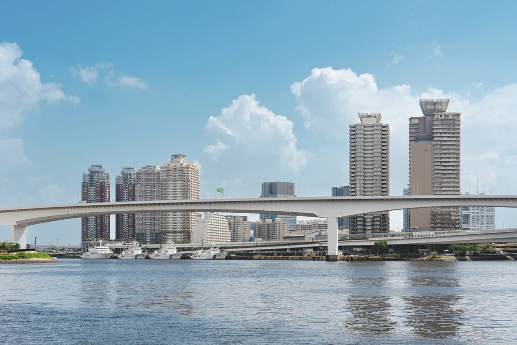 A Japanese cityscape, which becomes unpleasant in extreme heat