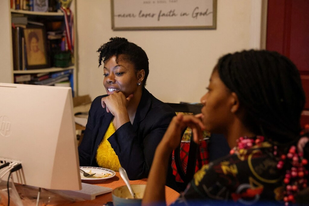 Dos mujeres frente a una computadora. La IA generativa está cambiando el mundo laboral, pero a medida que este cambio avanza, existe el riesgo de que las mujeres se queden atrás.