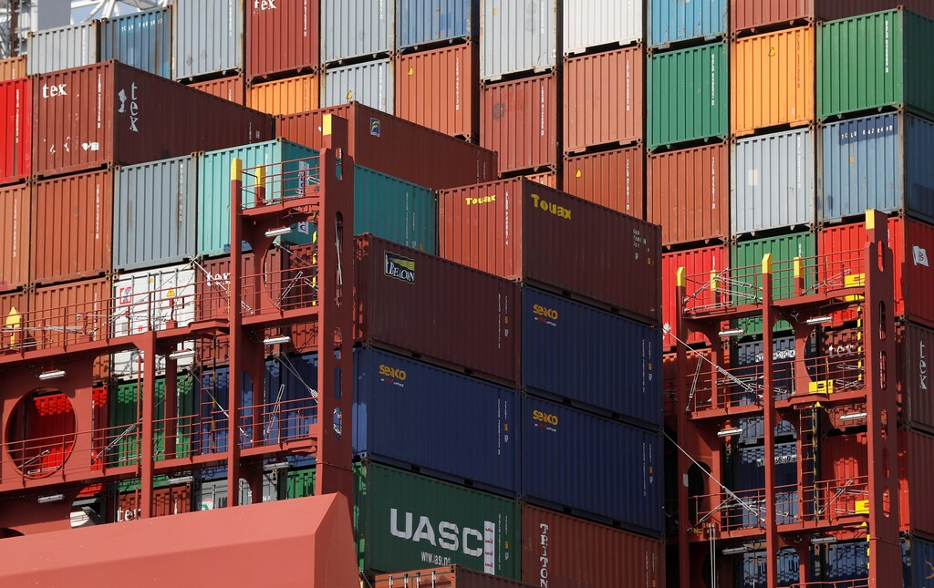 Shipping containers are stacked on a cargo ship in the dock at the ABP port in Southampton, Britain August 16, 2017. Picture taken August 16, 2017. REUTERS/Peter Nicholls - RC1EB4B2AD50