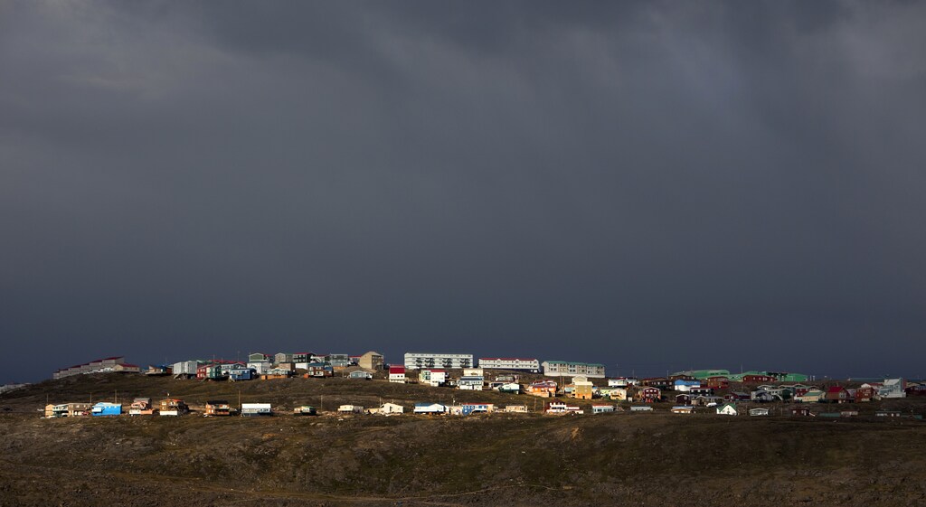 Homes are bathed in the late afternoon sun in Iqaluit, Nunavut in the Canadian Arctic August 24, 2009. REUTERS/Andy Clark (CANADA SOCIETY ENVIRONMENT) - GM1E58P0QAX01