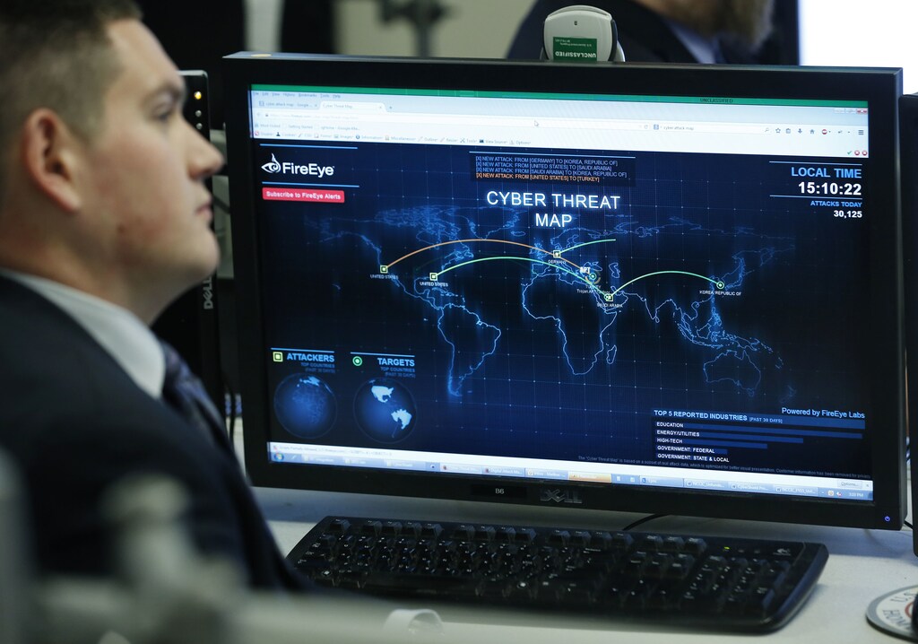 A Department of Homeland Security worker listens to U.S. President Barack Obama talk at the National Cybersecurity and Communications Integration Center in Arlington, Virginia, January 13, 2015. REUTERS/Larry Downing (UNITED STATES - Tags: POLITICS SCIENCE TECHNOLOGY CRIME LAW MILITARY) - GM1EB1E0DGK01