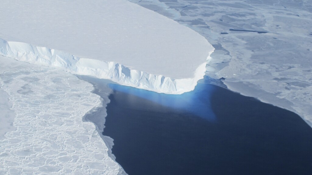 The Thwaites Glacier in Antarctica is seen in this undated NASA image. Vast glaciers in West Antarctica seem to be locked in an irreversible thaw linked to global warming that may push up sea levels for centuries, scientists said on May 12, 2014. Six glaciers including the Thwaites Glacier, eaten away from below by a warming of sea waters around the frozen continent, were flowing fast into the Amundsen Sea, according to the report based partly on satellite radar measurements from 1992 to 2011. REUTERS/NASA/Handout via Reuters (ANTARCTICA - Tags: ENVIRONMENT SCIENCE TECHNOLOGY) ATTENTION EDITORS - FOR EDITORIAL USE ONLY. NOT FOR SALE FOR MARKETING OR ADVERTISING CAMPAIGNS. THIS IMAGE HAS BEEN SUPPLIED BY A THIRD PARTY. IT IS DISTRIBUTED, EXACTLY AS RECEIVED BY REUTERS, AS A SERVICE TO CLIENTS - GM1EA5D0E0O01
