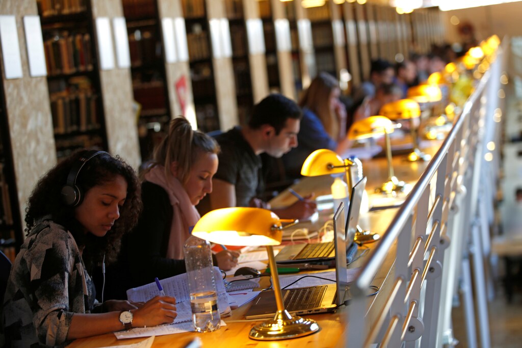 Students work in the campus of the University of Leiden, Netherlands, March 27, 2017. REUTERS/Cris Toala Olivares - RTS13NCP