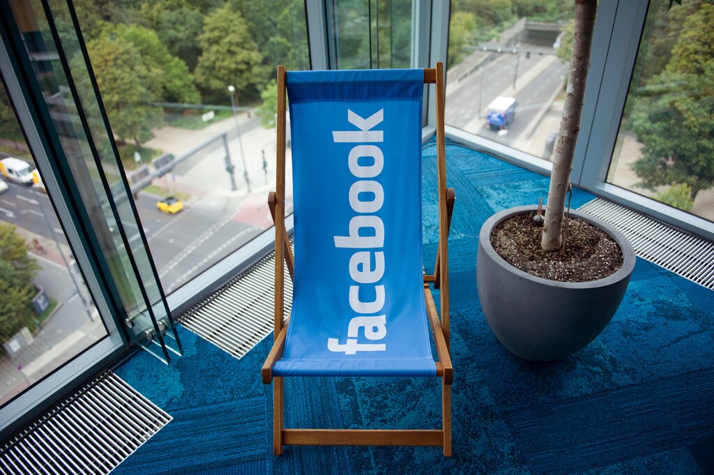 A picture shows the Facebook logo on a beach chair at the Facebook office in Berlin, Germany, August 29, 2016. REUTERS/Stefanie Loos - RTX2NN4N