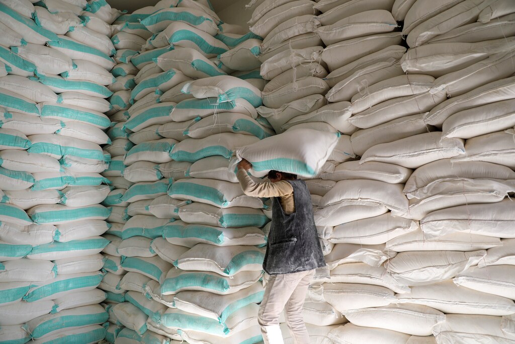 A worker carries a sack of wheat flour at a World Food Programme food aid distribution center in Sanaa, Yemen February 11, 2020. REUTERS/Khaled Abdullah - RC2GYE9AYX0I