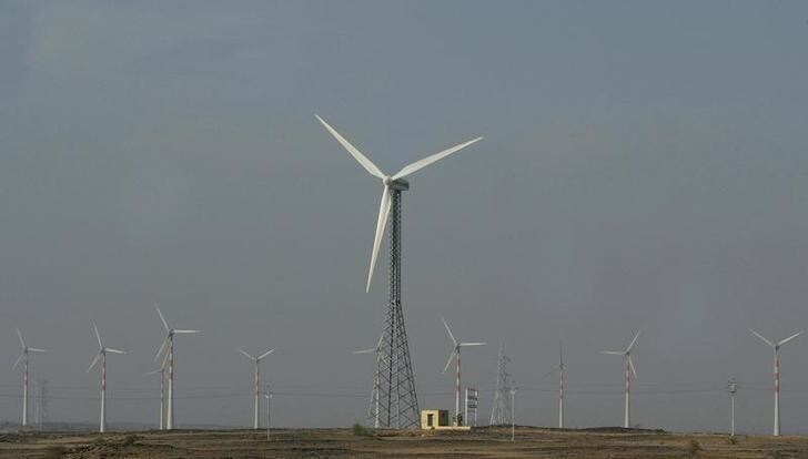 Wind turbines turn in the breeze in the outskirts of Jaisalmer in the Indian desert state of Rajasthan November 30, 2009. REUTERS/Pawan Kumar (INDIA ENERGY BUSINESS SCI TECH)