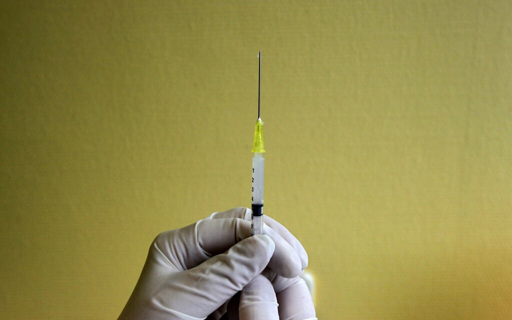 A nurse prepares a H1N1 flu vaccine shot at a hospital in Budapest November 20, 2009. Health authorities have designated inoculation centres to facilitate access to vaccines against the H1N1 virus, Health Minister Tamas Szekely announced on Tuesday. He said 30 such centres will start test operations by the end of this week, and 200 such points will be operating across Hungary by the end of next week. REUTERS/Karoly Arvai (HUNGARY HEALTH) - GM1E5BK1N5T01