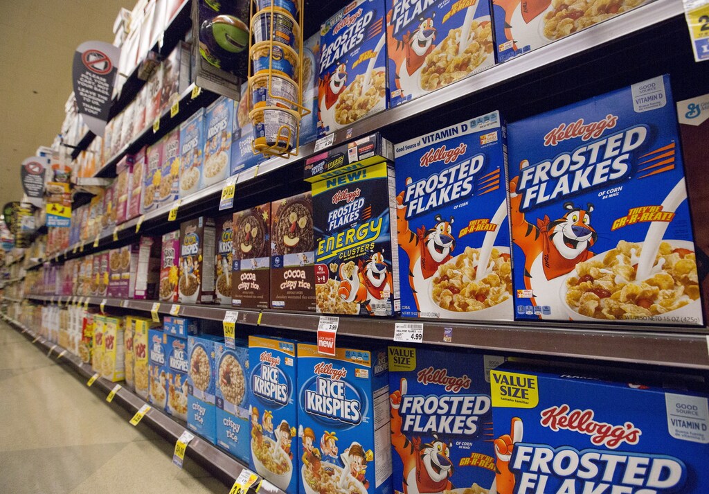 Various types of Kellogg's cereals are pictured at a Ralphs grocery store in Pasadena, California August 3, 2015. REUTERS/Mario Anzuoni - RTX1MWXC