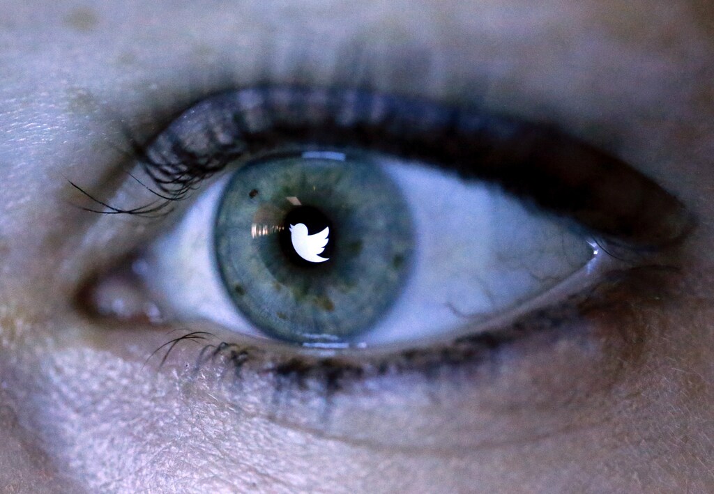An illustration picture shows the Twitter logo reflected in the eye of a woman in Berlin, November 7, 2013. REUTERS/Fabrizio Bensch/Illustration/File Photo GLOBAL BUSINESS WEEK AHEAD PACKAGE - SEARCH 'BUSINESS WEEK AHEAD 24 OCT' FOR ALL IMAGES - RTX2Q59H