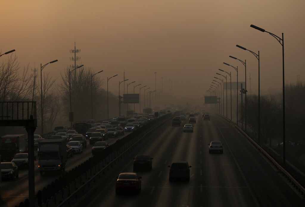 Vehicles drive on the 5th Ring Road in smog during morning rush hour on the fourth day after a red alert was issued for heavy air pollution in Beijing, China, December 19, 2016. REUTERS/Jason Lee - RTX2VLZG