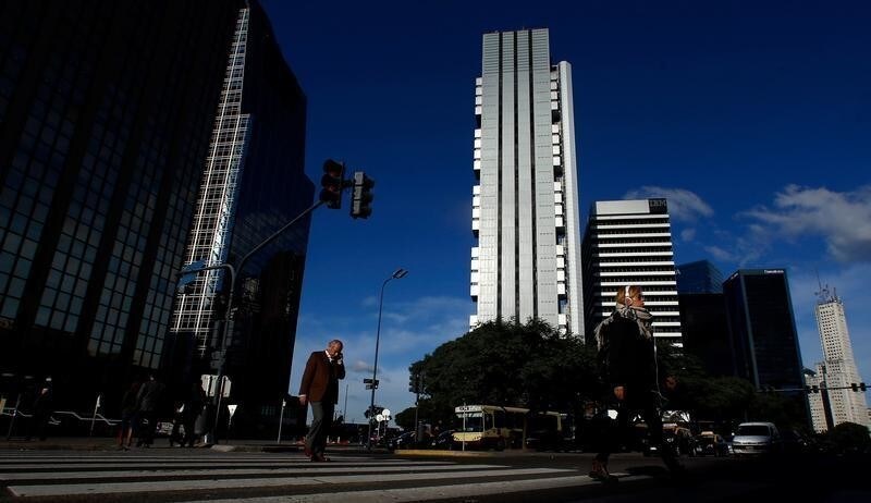 People cross a street in downtown Buenos Aires, Argentina, June 1, 2016. REUTERS/Marcos Brindicci - RTX2F832