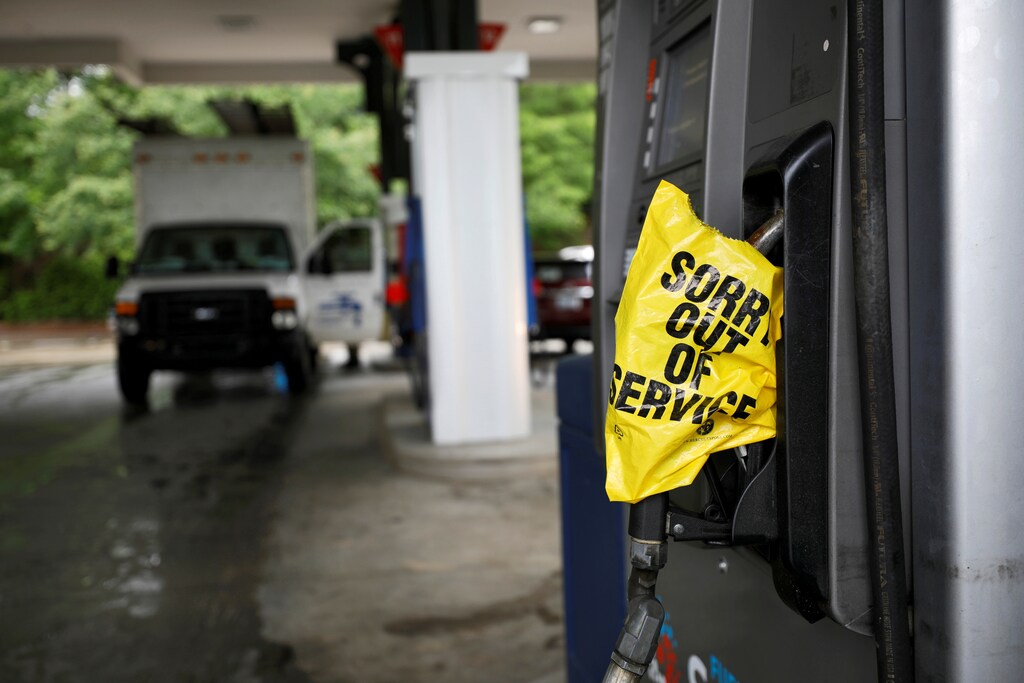 ransomware: A bagged nozzle at a pump notifies motorists that it no longer has fuel after a cyberattack crippled the biggest fuel pipeline in the country, run by Colonial Pipeline, in Chapel Hill, North Carolina, U.S. May 12, 2021. REUTERS/Jonathan Drake TPX IMAGES OF THE DAY - RC2GEN9BAZ2Z