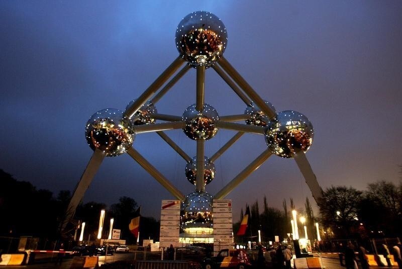 View of the Brussels' Atomium during its official inauguration ceremony February 14, 2006. Belgium celebrated the reopening of the Atomium, one of its best known landmarks, on Tuesday after giving the giant molecular structure of metal balls and shafts a multi-million-dollar facelift. - RTXO8TN