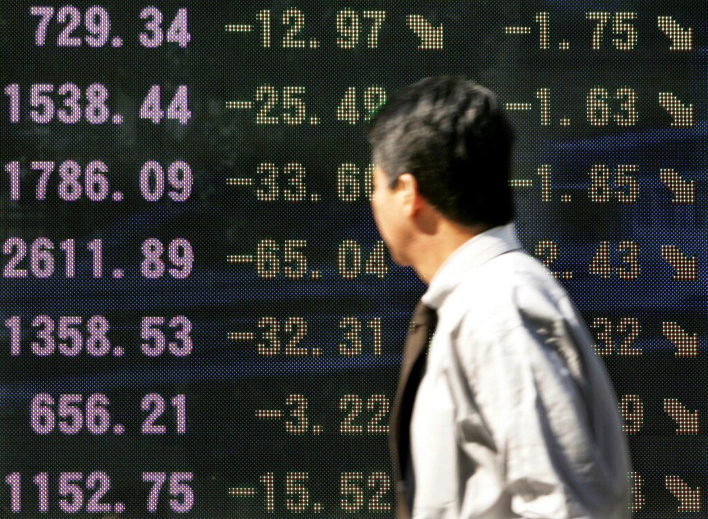 A businessman looks at an electronic board displaying falls in share prices outside a brokerage firm in Tokyo October 25, 2004. Japan's Nikkei share average fell 1.82 percent to a five-month closing low on Monday on worries about high oil prices and following a powerful earthquake that shook northern Japan on the weekend. The Nikkei fell 197.98 points to 10,659.15, the lowest close since May 17 when it ended at 10,505.05. REUTERS/Yuriko Nakao. NO RIGHTS CLEARANCES OR PERMISSIONS ARE REQUIRED FOR THIS IMAGE. YN/fa - RP5DRIDZJJAA