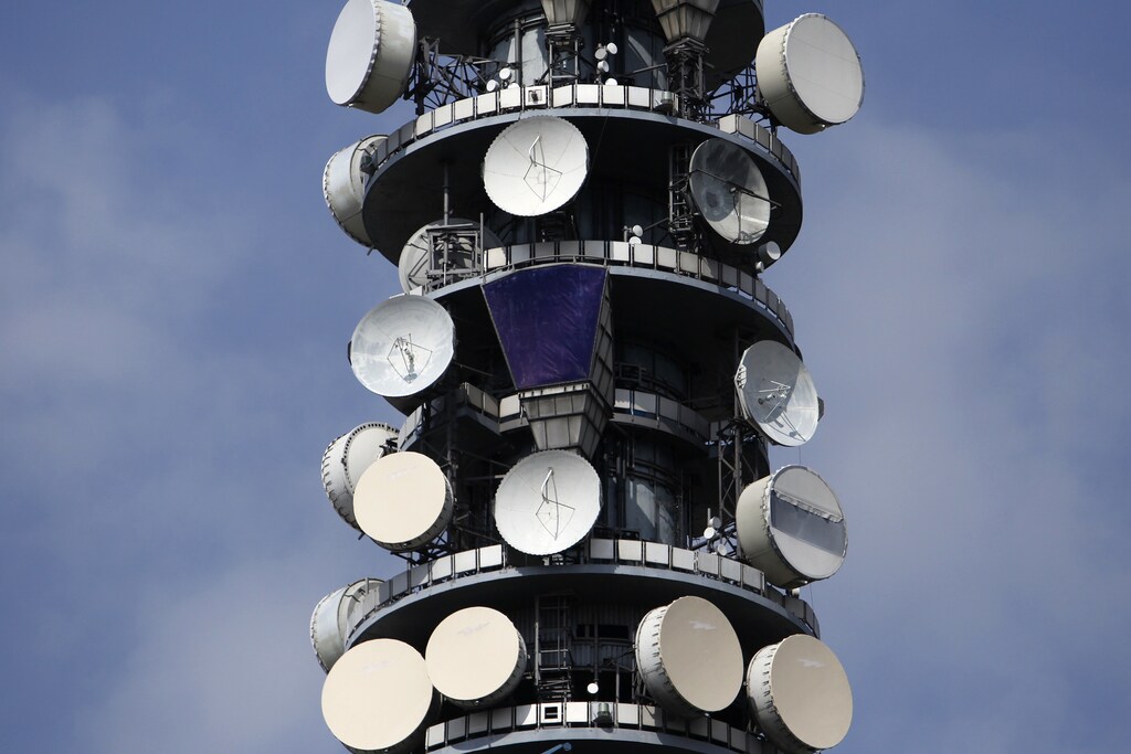 The British Telecom Tower is seen in central London May 11, 2009. Britain's BT Group cut its dividend on May 14, 2009, and said a further 15,000 jobs would go after a 1.58 billion pound ($2.4 billion) write down and restructuring at its Global Services unit drove it to a fourth quarter loss. Photograph taken on May 11, 2009. REUTERS/Stefan Wermuth (BRITAIN BUSINESS) - RTXGJ4X