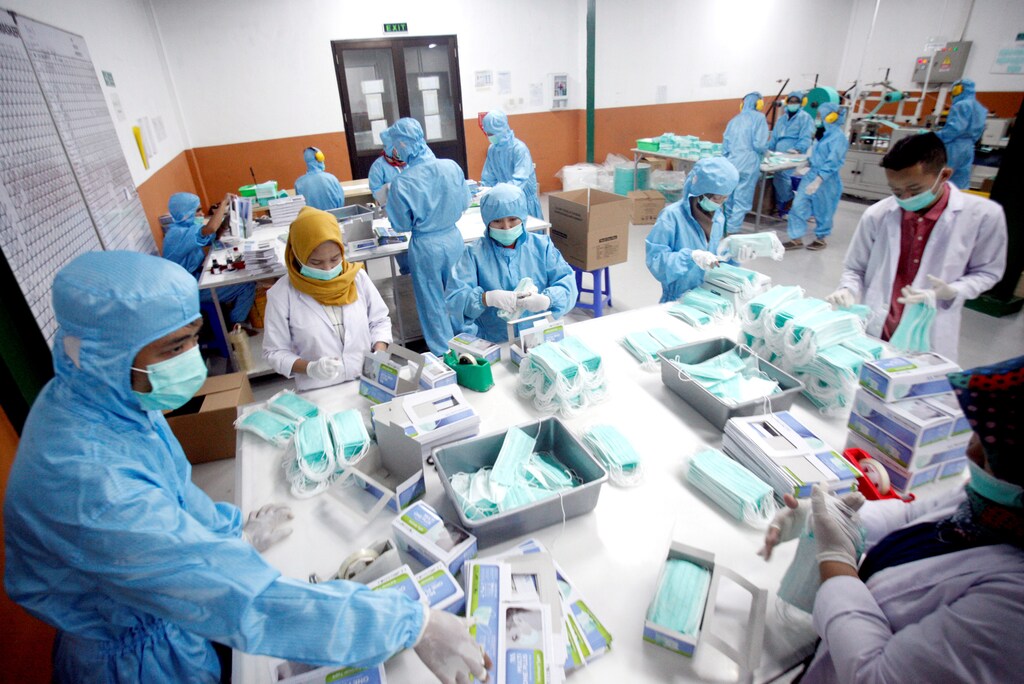 Empleados del personal hacen una mascarilla protectora en una fábrica, en medio del brote de la enfermedad coronavirus (COVID-19) en Gunung Putri, Bogor, cerca de Yakarta el 15 de abril de 2020