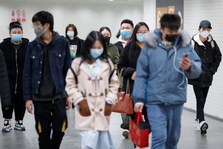 People wear protective masks in a subway tunnel during evening rush hour in Beijing as the country is hit by the outbreak of the novel coronavirus in Beijing, China, March 10, 2020. REUTERS/Thomas Peter