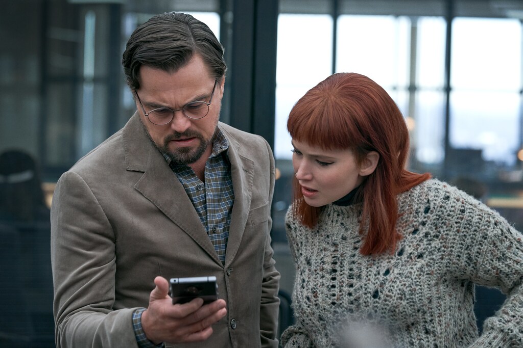 Climate change movie - DON'T LOOK UP (L to R) LEONARDO DICAPRIO as DR. RANDALL MINDY, JENNIFER LAWRENCE as KATE DIBIASKY. Cr. NIKO TAVERNISE/NETFLIX Â© 2021