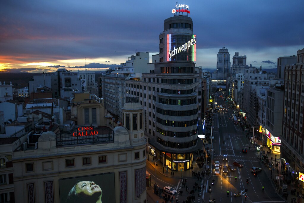 Shops and cinemas are seen at Gran Via street in central Madrid February 26, 2015. Rising spending by households and businesses fuelled Spain's economic turnaround in the fourth quarter of last year, data showed, laying the ground for a faster recovery. REUTERS/Juan Medina (SPAIN - Tags: BUSINESS SOCIETY CITYSCAPE) - RTR4RC3X