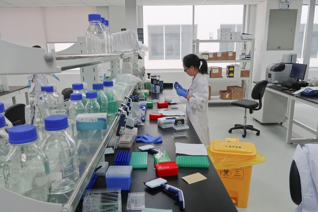 A scientist works at Zai Lab's drug development facility in Shanghai, China October 18, 2017. To match Insight CHINA-BIOTECH/ REUTERS/Adam Jourdan - RC13A5C338D0