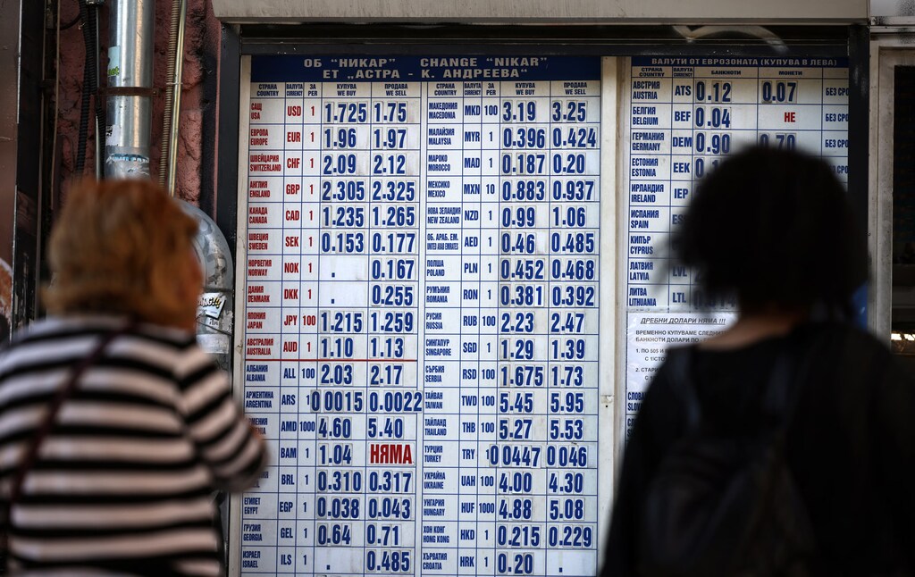Personas hacen fila frente a una oficina de cambio de divisas en Sofía, Bulgaria, el 4 de junio de 2025. REUTERS/Stoyan Nenov