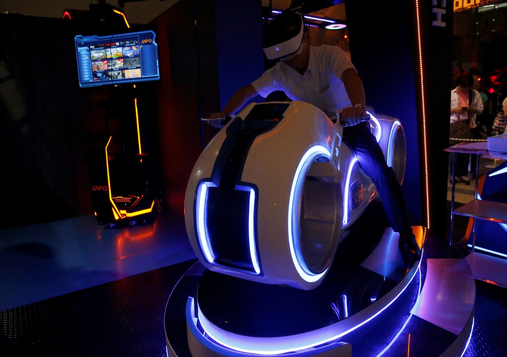 A man tries JPPVR's Photon Bike at Tokyo Game Show 2017 in Chiba, east of Tokyo, Japan, September 21, 2017. REUTERS/Kim Kyung-Hoon - RC15F93DDED0