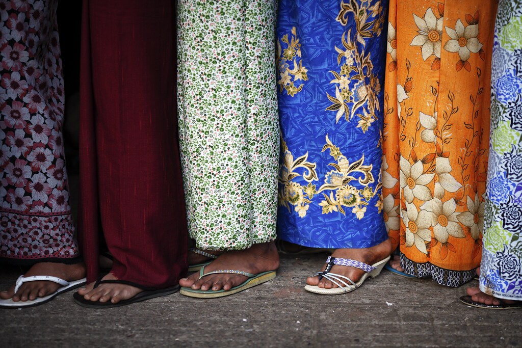 Women wait in line to see the sacred Buddha's tooth relic on display at a temple in Yangon December 3, 2011. REUTERS/Damir Sagolj (MYANMAR - Tags: SOCIETY TPX IMAGES OF THE DAY) - GM1E7C313LZ01