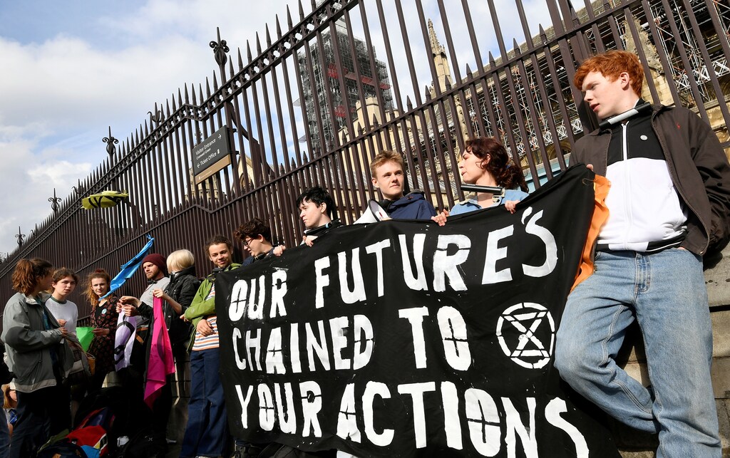Climate change activists lock themselves at the gate of the Houses of Parliament during an Extinction Rebellion protest in London, Britain May 3, 2019. REUTERS/Toby Melville - RC193BACA930