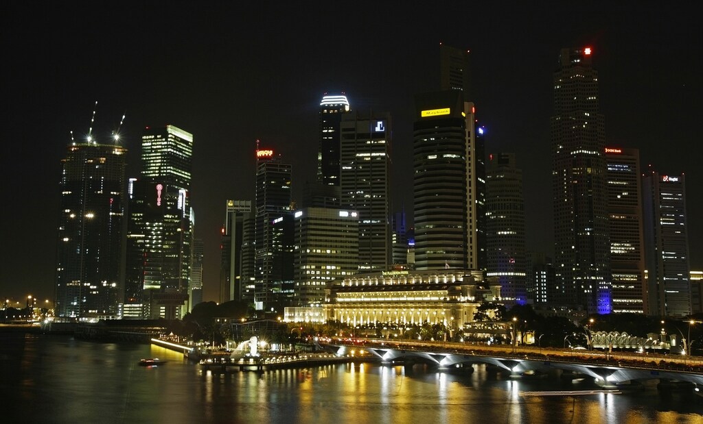 Skyscrapers of the financial district are seen at night in Singapore September 29, 2007. Formula One's governing body has given the thumbs-up for the Singapore street circuit that will host the city-state's inaugural grand prix in 2008. However, organisers said in a statement that a decision was still pending on whether the race can be held at night, a first for the glamour sport. REUTERS/Tim Chong (SINGAPORE) - GM1DWGLAYYAA