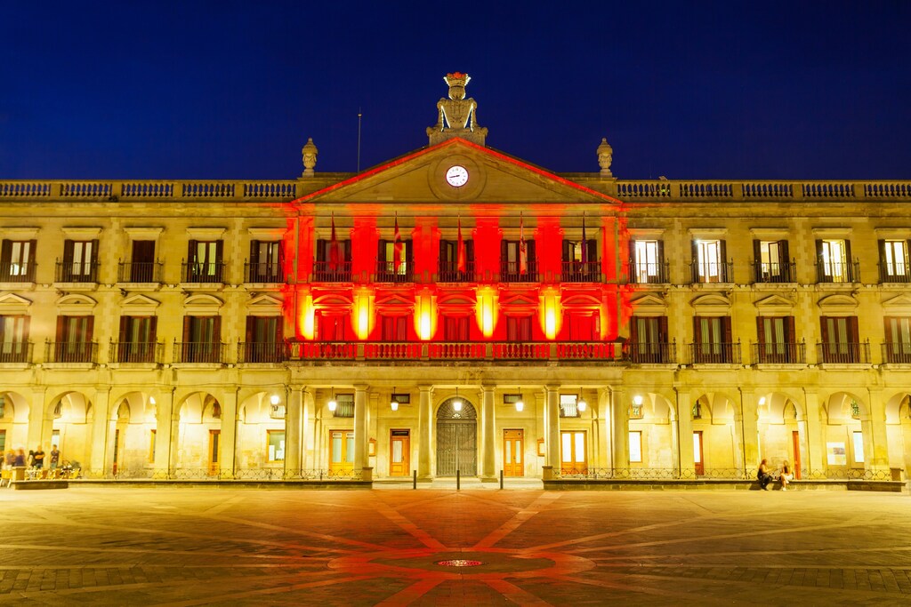 スペインの市庁舎。地域のリーダーたちは、共有するグローバルな目標に関して大きな成果を上げることができます。
