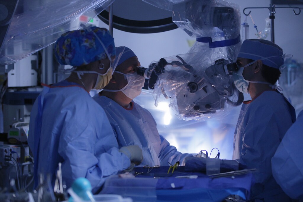 Dr. Benjamin Warf operates on the spine of four-year-old Emma Guarino to debulk an intraspinal lipoma and untether her spinal cord, at Children's Hospital in Boston, Massachusetts May 14, 2013. Guarino suffers from spina bifida, a developmental congenital disorder caused by the incomplete closing of the embryonic neural tube. REUTERS/Brian Snyder (UNITED STATES - Tags: HEALTH) - TM4E95F0QX201