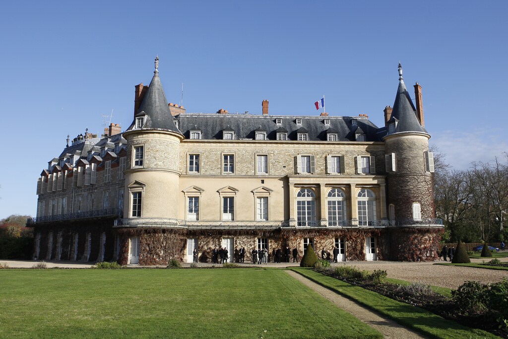 General view of the Rambouillet castle , west of Paris November 27, 2009. REUTERS/Charles Platiau (FRANCE CITYSCAPE) - RTXRAZB