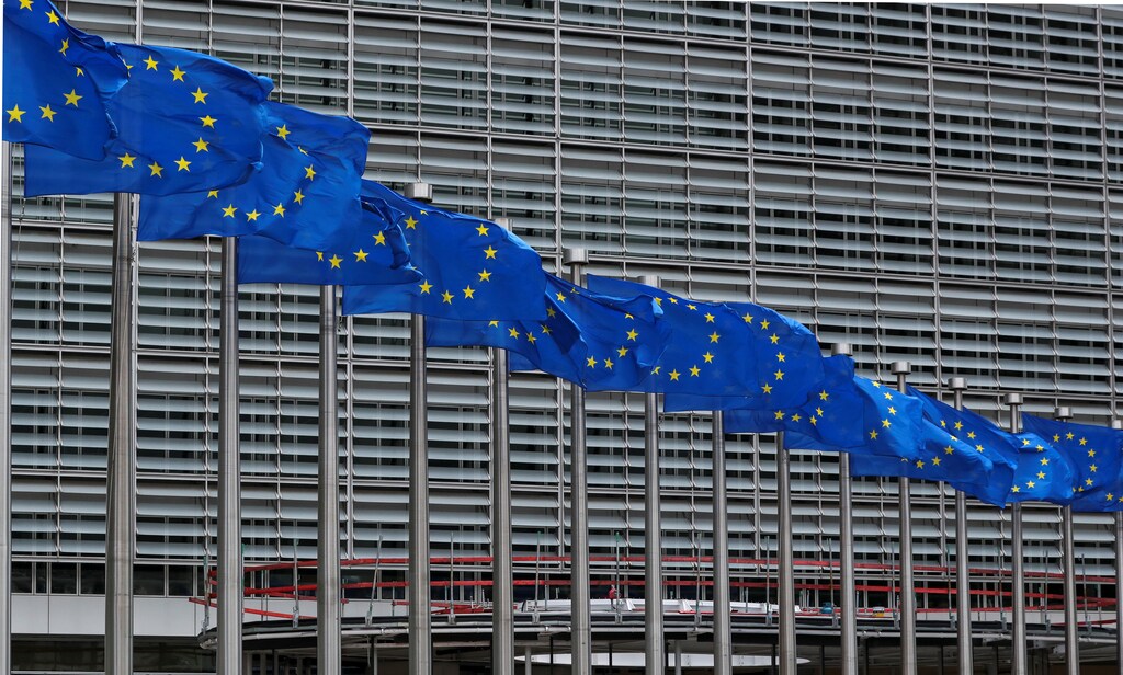 European Union flags flutter outside the European Commission headquarters in Brussels, Belgium, June 5, 2020. REUTERS/Yves Herman - RC243H9XGI0R