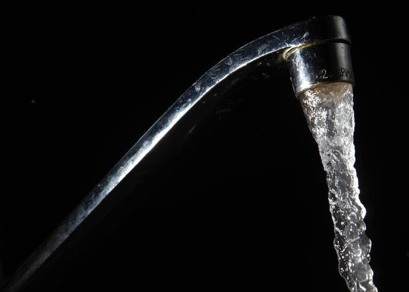 Tap water flows out of a faucet in New York June 14, 2009. As environmental worries cut into sales from traditionally lucrative bottled water, beverage companies such as Coca-Cola, PepsiCo, Nestle and SABMiller are becoming more attuned to the risks of negative consumer environmental perceptions. Water is becoming scarcer, raising a fear that so-far manageable price increases could spike and leading drink companies to take action to maintain access to water and fight their image as water hogs. Picture taken June 14, 2009. To match feature WATER-BEVERAGES/ REUTERS/Eric Thayer (UNITED STATES ENVIRONMENT BUSINESS) - RTR24P81