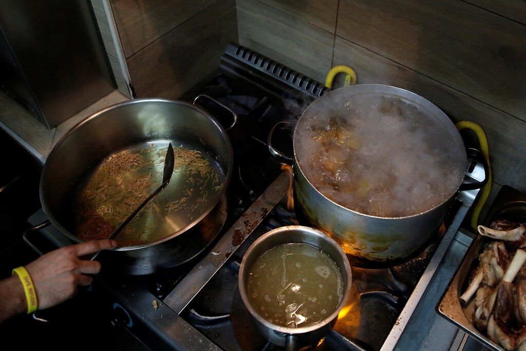 Syrian Kurd cook, Barshank Haj Younes 25, prepares a traditional Syrian dish during the Refugee Food Festival in Athens, Greece June 19, 2017. Picture taken June 19, 2017. REUTERS/Costas Baltas - RTS17UTQ