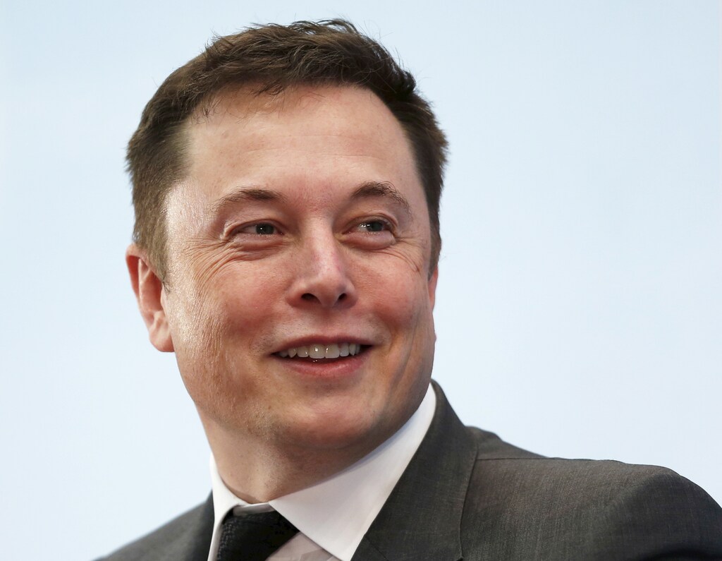 Tesla Chief Executive Elon Musk smiles as he attends a forum on startups in Hong Kong, China January 26, 2016. Musk gave a public shout-out to the sharpest minds in manufacturing this week, calling on them to come help Tesla Motors Inc build a million electric cars a year by 2020. REUTERS/Bobby Yip/File Photo - RTX2D6RR