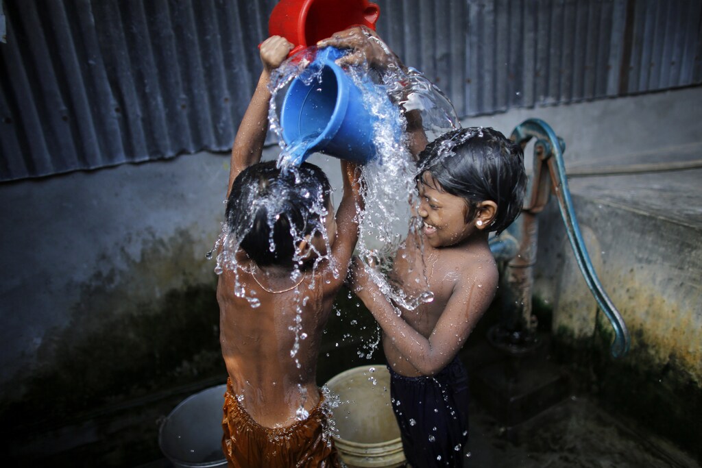 Children bathe in the open in the Korail slum at Gulshan area in Dhaka September 13, 2013. REUTERS/Andrew Biraj (BANGLADESH - Tags: SOCIETY) - GM1E99D1S3J01