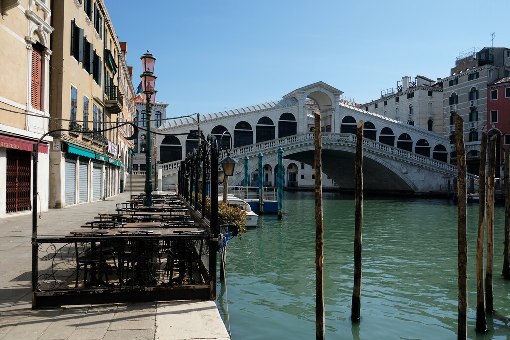 Se ve agua clara en el Gran Canal de Venecia debido a la disminución de los turistas, las lanchas y la contaminación, mientras continúa la propagación de la enfermedad coronavirus (COVID-19), antes del Día de la Tierra en Venecia, Italia, el 16 de abril de 2020