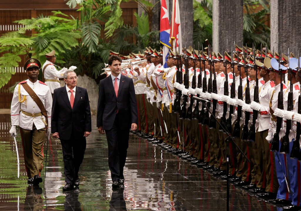 Cuba's President Raul Castro (C) and Canada's Prime Minister Justin Trudeau (R) review the honor guard during the official reception ceremony at Havana's Revolution Palace, Cuba November 15, 2016. REUTERS/Enrique de la Osa - RTX2TVH4