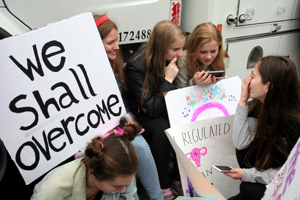 Girls attend the Women's March in opposition to the agenda and rhetoric of President Donald Trump Washington, DC, U.S., January 21, 2017. REUTERS/Canice Leung - RTSWR98