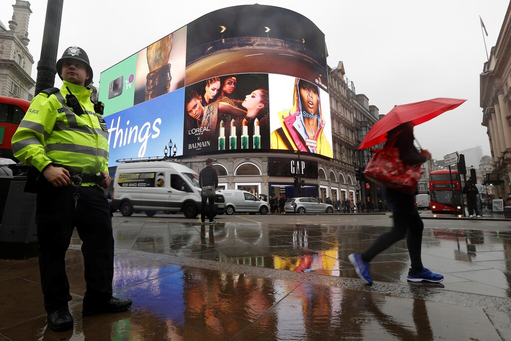 Britain's Piccadilly Circus billboard lights are illuminated following their switching off in January for renovation, London, Britain October 26, 2017. REUTERS/Peter Nicholls - RC13B3A8EEF0