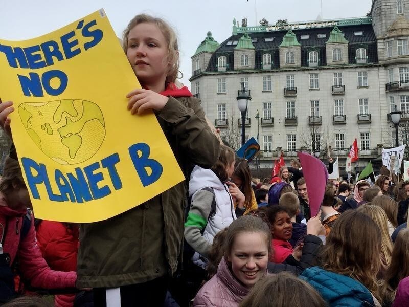A student holds a placard during a protest against climate change in front of the Parliament building in Oslo, Norway March 22, 2019. REUTERS/Nerijus Adomaitis - RC1F77920290