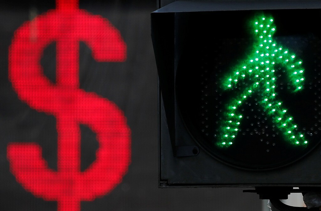 The U.S. dollar sign is seen on an electronic board next to a traffic light in Moscow, Russia August 10, 2018. REUTERS/Maxim Shemetov - RC1A1F96F610