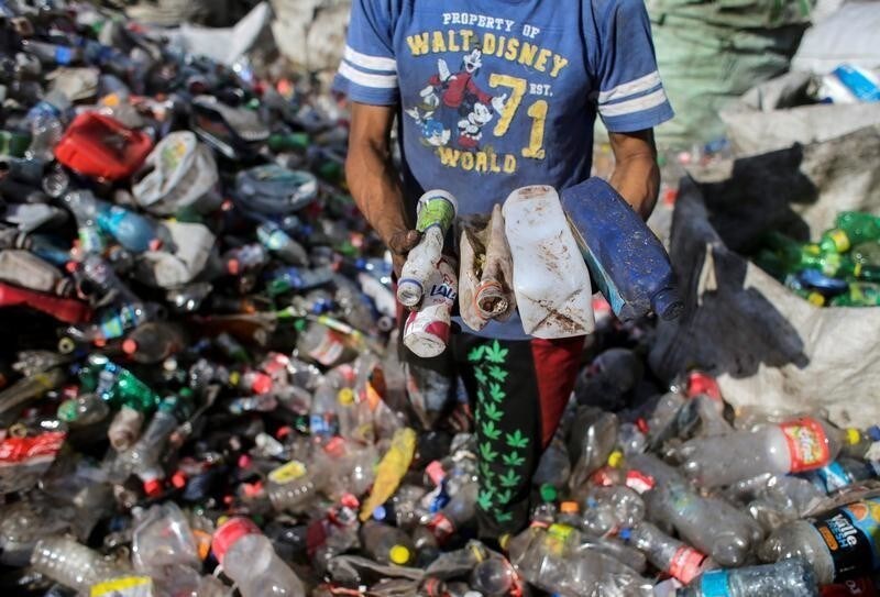 A man collects plastic bottles to recycle at the municipal garbage dump, known as "La Chureca" in Managua, Nicaragua February 26, 2019.REUTERS/Oswaldo Rivas - RC1FF67CF4F0