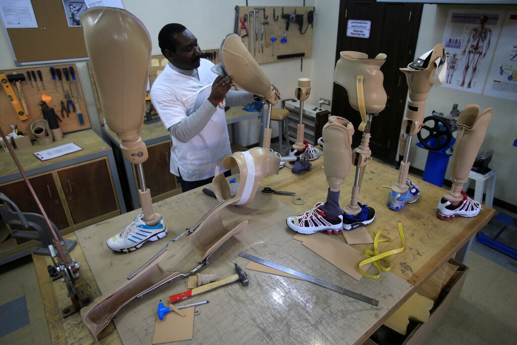 A medic works on prosthetic limbs at an International Red Cross center for prosthesis in Aleppo, Syria February 2, 2017. REUTERS/Ali Hashisho - RTX2ZEDE