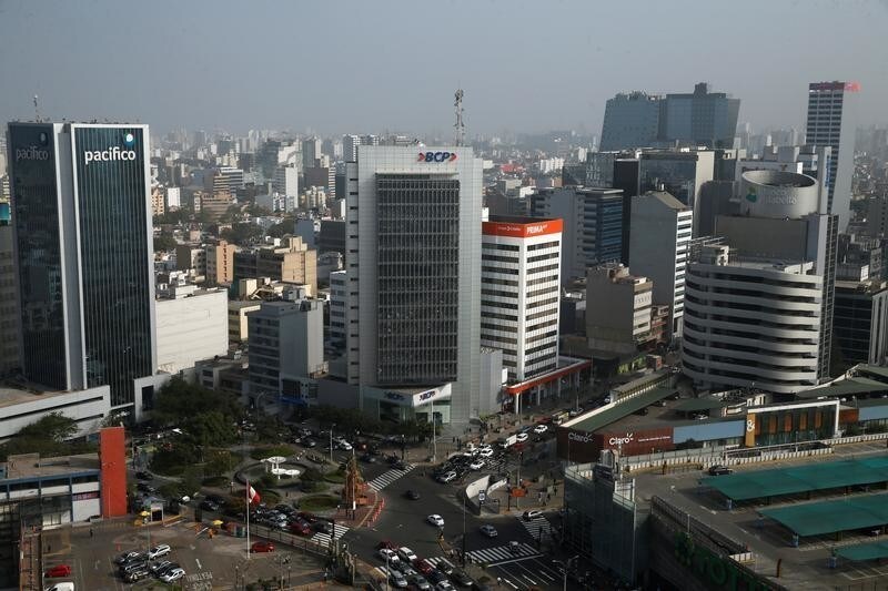 View of the commercial district of San Isidro in Lima, Peru May 5, 2017. REUTERS/Guadalupe Pardo - RC12969AA6A0