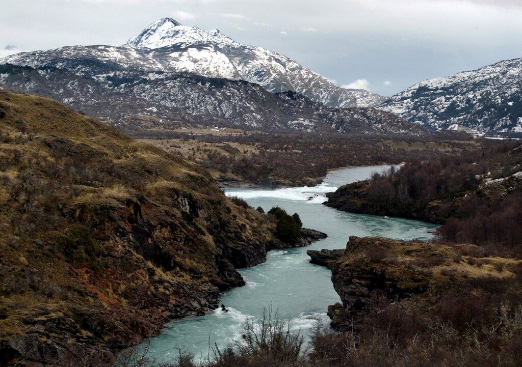A view of the Rio Baker near the town of Cochrane, in the Chilean Patagonia region, some 1600 km (994 miles) south of Santiago, in this May 23, 2006 file photo. The Baker's swift waters -- it has the strongest flow rate of any Chilean river -- have attracted the nation's largest power generators with a $4 billion project to build four dams on the Baker and Pascua rivers. To match feature ENVIRONMENT CHILE. Picture taken May 23, 2006. REUTERS/Ivan Alvarado/Files (CHILE) - GM1DSVORGTAA