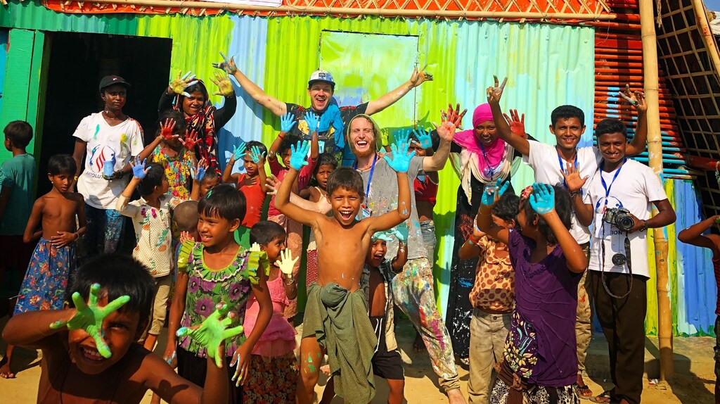This image shows a group of refugees working on Artolution art
