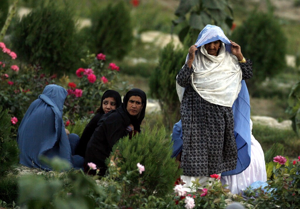 Afghan women sit at a park in Kabul August 21, 2007. REUTERS/Omar Sobhani (AFGHANISTAN) - GM1DVZCADRAA