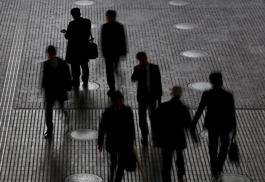 People walk at an office building at a business district in Tokyo, Japan, February 29, 2016. Japan's seasonally adjusted unemployment rate fell in January to 3.2 percent, data by the Ministry of Internal Affairs and Communications showed on Tuesday. Picture taken February 29, 2016. REUTERS/Yuya Shino TPX IMAGES OF THE DAY - GF10000328221